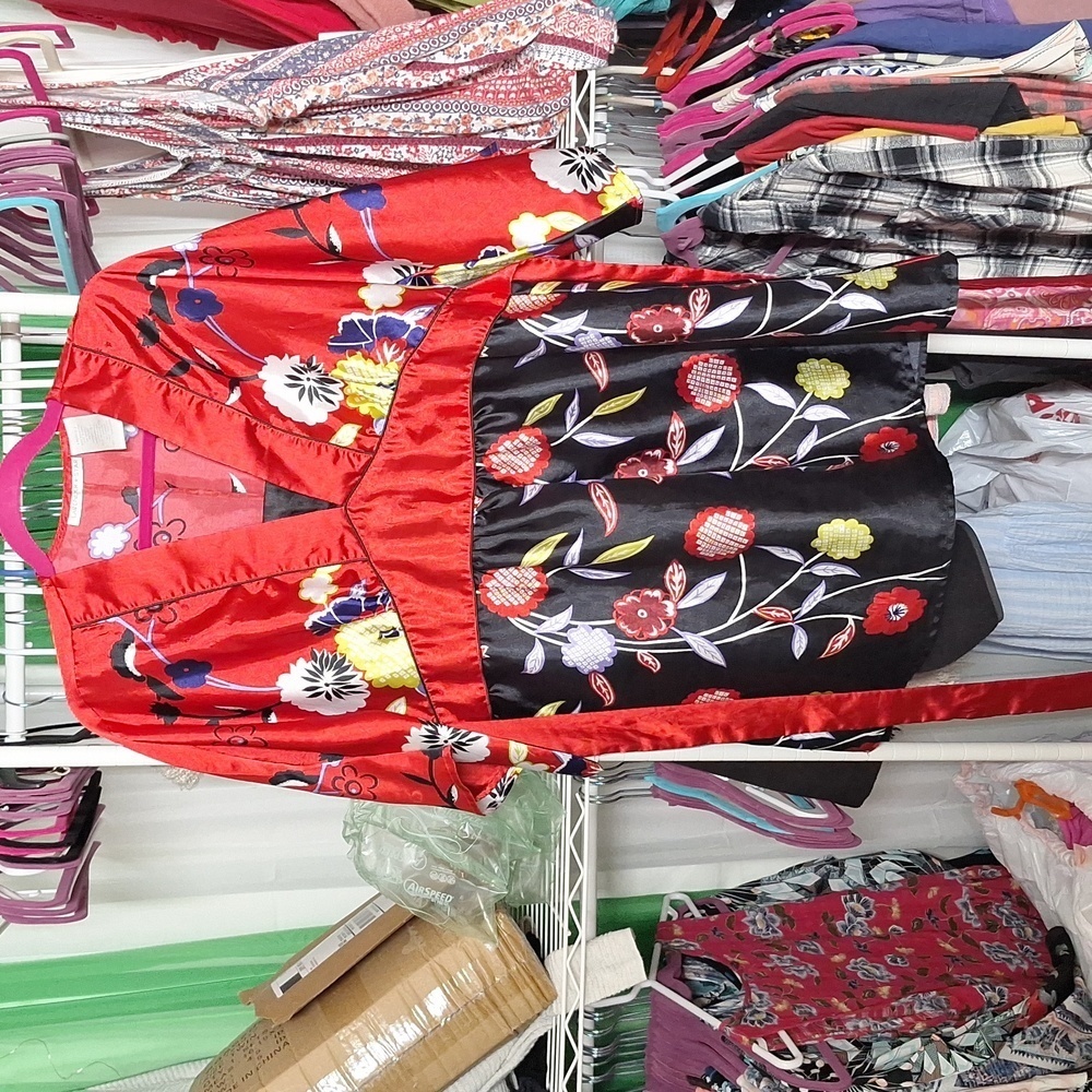 LAVENDER STAR RED AND BLACK FLORAL TOP SIZE LARGE